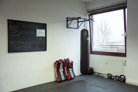 Mattenfläche mit Boxsack, Kettlebells und Trainingsmaterial im Revex beFIT