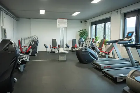 Laufbänder und Trainingsgeräte im Cardio-Bereich des Revex beFIT