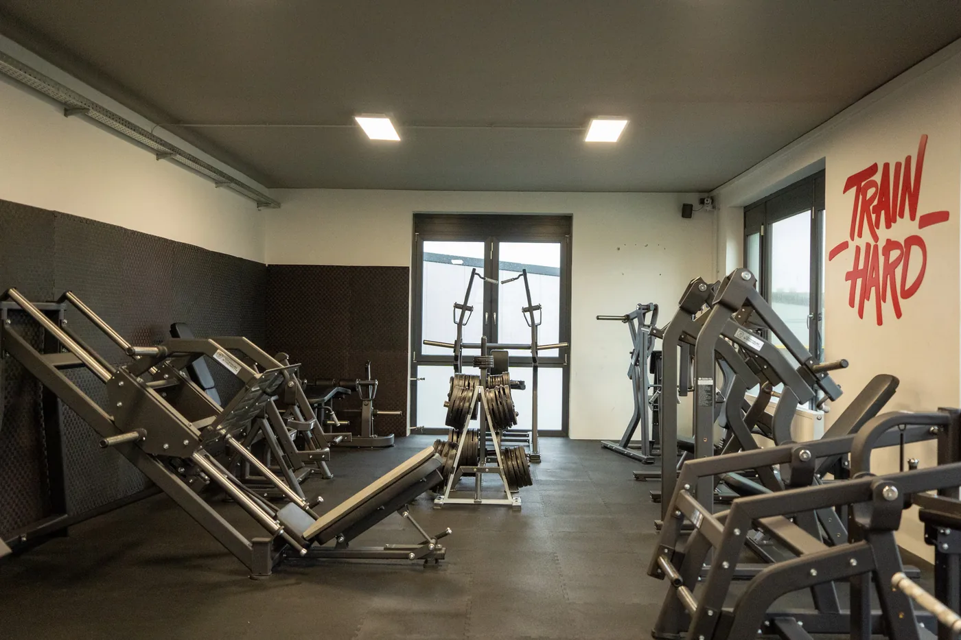 Kraftbereich mit Beinpressen und weiteren Geräten im Revex beFIT